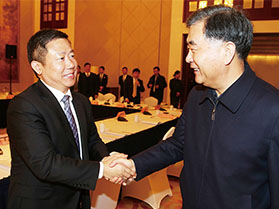 十九屆中央政治局常委，第十三屆全國(guó)政協(xié)主席汪洋與周海江握手合影